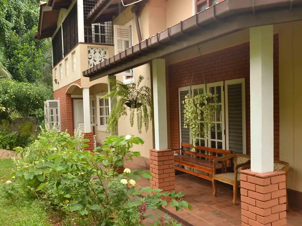 Sujatha'S Homestay Residence 캔디 B&B